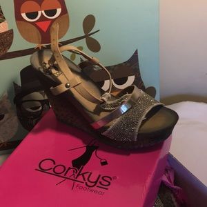 Corkys NWT Gorgeous Pewter and Beige wedges